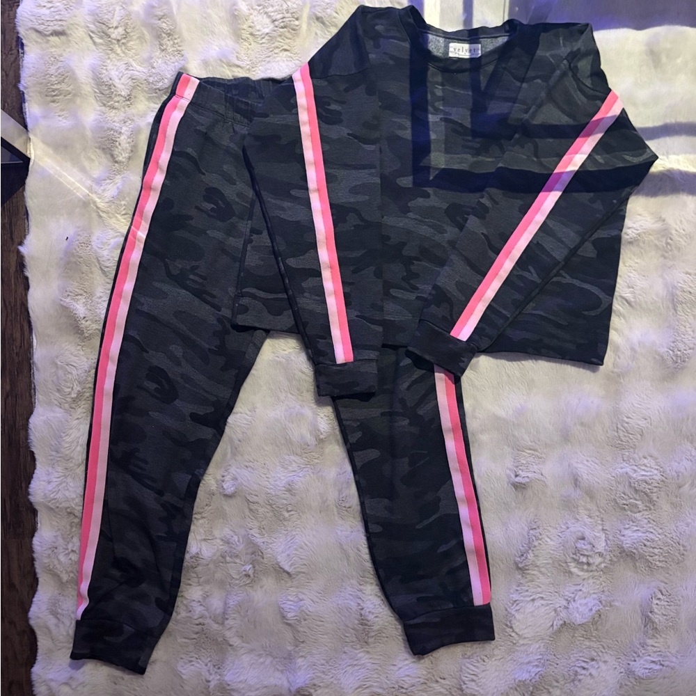 Velvet by Graham & Spencer Dark Gray Camo Sweatshirt and Sweatpants Women’s